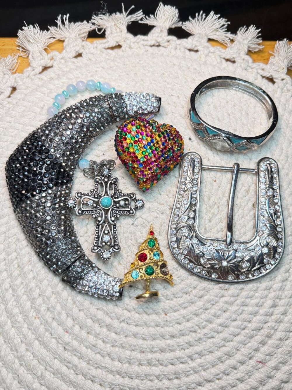 Rhinestone Jewelry Repair Lot | 3.13 Lbs | Vintage Brooches | Christmas Jewelry - Picture 4 of 9